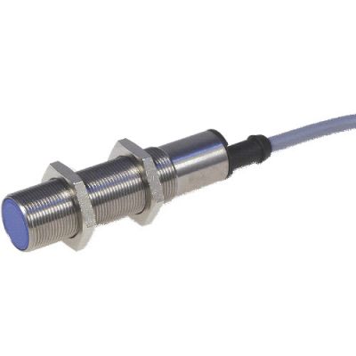 Sensor de posición analógico, M18, cable 2 m, montaje empotrado, detección 2 a 5 mm