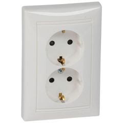 Base de corriente valena - 2x2p+t con obturadores - 16a/230v - monobloc - blanco