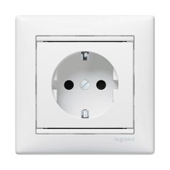 Base de corriente valena - 2p+t con obturadores - bornes con tornillos - 10/16a - 230 v~- blanco