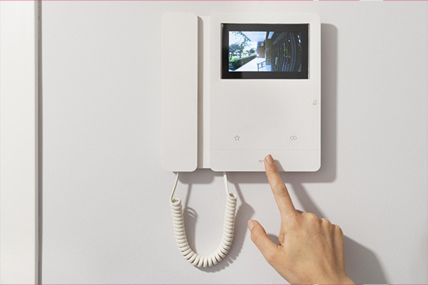 Ventajas de la instalación de videoporteros inteligentes para instaladores profesionales