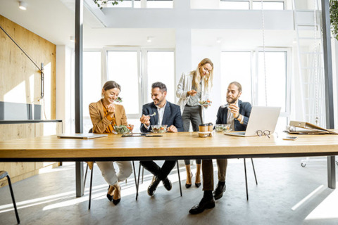 Signify muestra los beneficios de utilizar iluminación inteligente en los espacios de trabajo