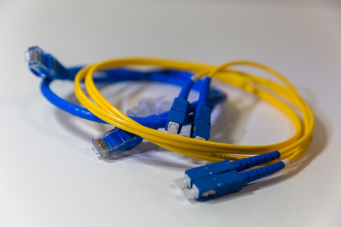 Televes hace un análisis de las diferencias y similitudes entre los sistemas de conexión por fibra óptica y cable coaxial